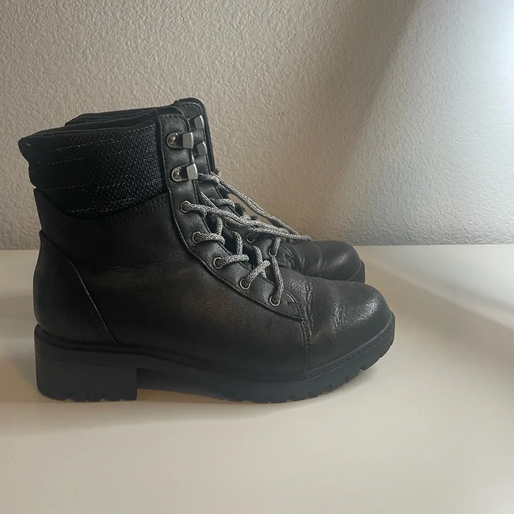 Black boots - Picture 1 of 3